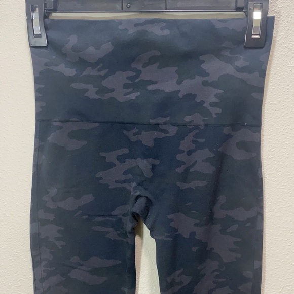 Spanx Look At Me Now Black Camo Seamless Crop Leggings - Picture 7 of 11